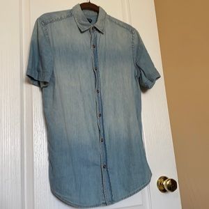 Gap men’s light blue denim short sleeve shirt
